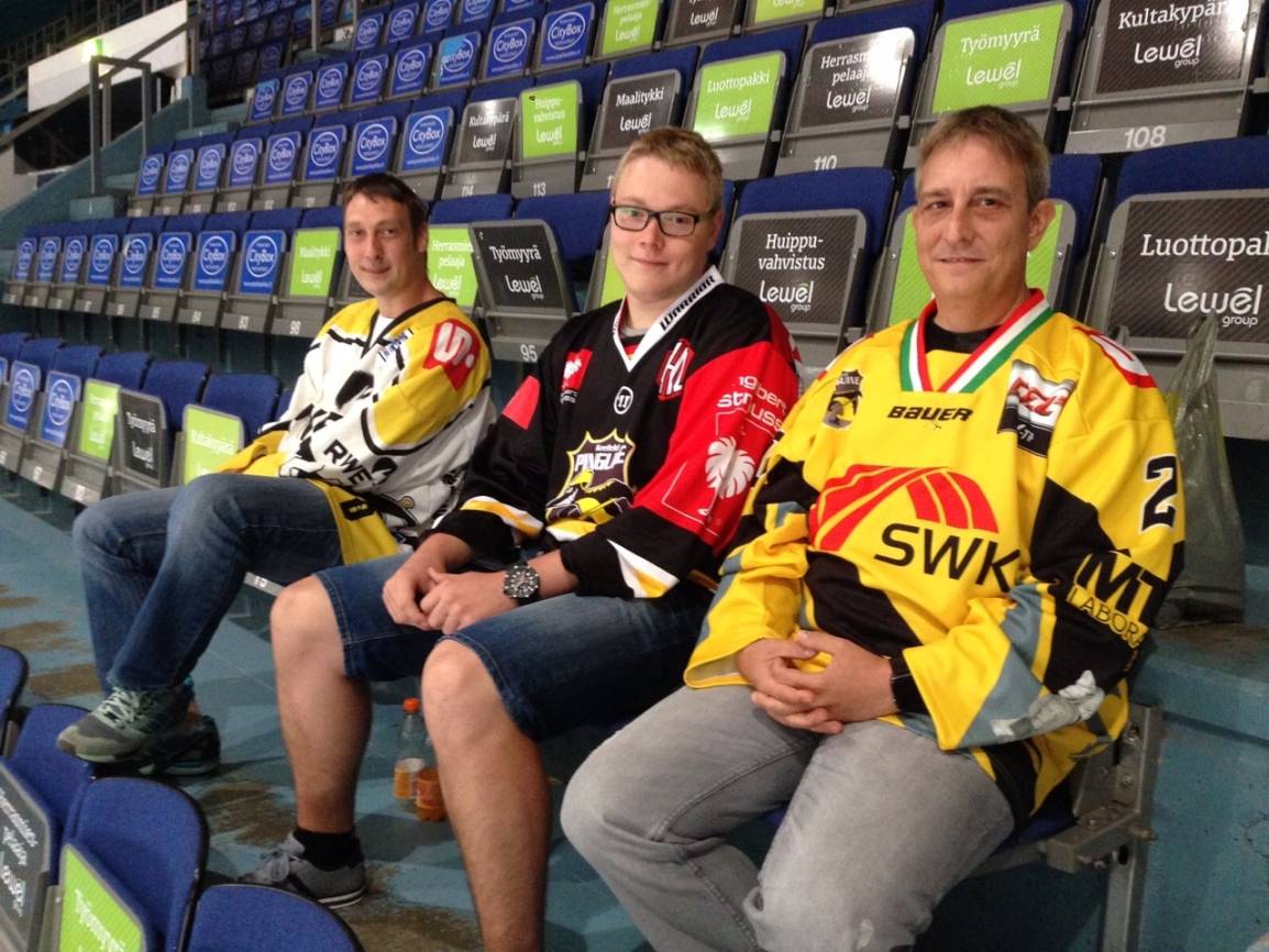  Drei Fans überraschten die Pinguine bei der Ankunft im Stadion. 