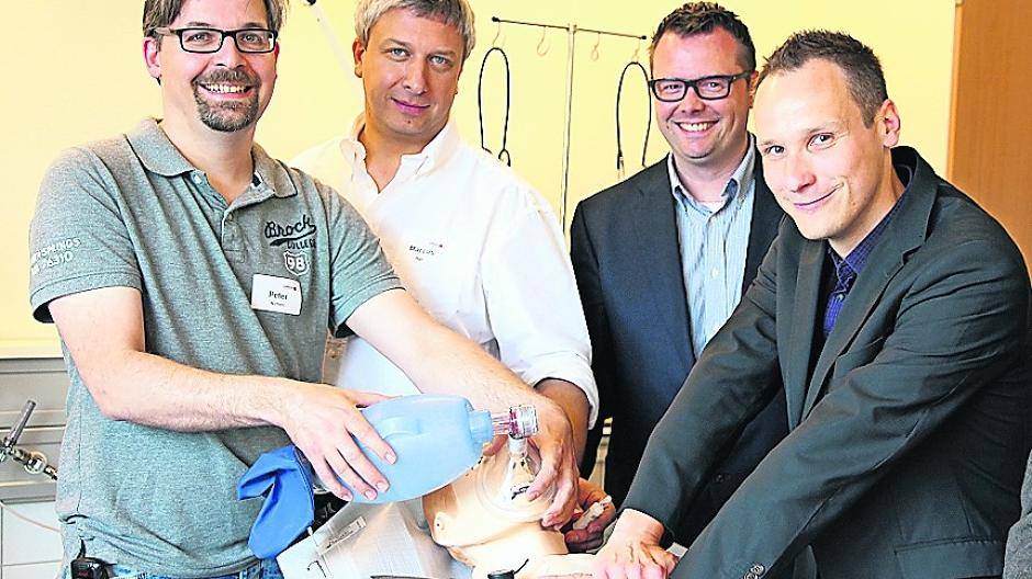 (v.l.) Peter Nothers, Dr. Marcus Rall (Institut für Patientensicherheit und Teamtraining Reutlingen), Dr. Olaf Weichert (Leiter der Simulations- und Notfallakademie) und Klinikgeschäftsführer Alexander Holubars.
