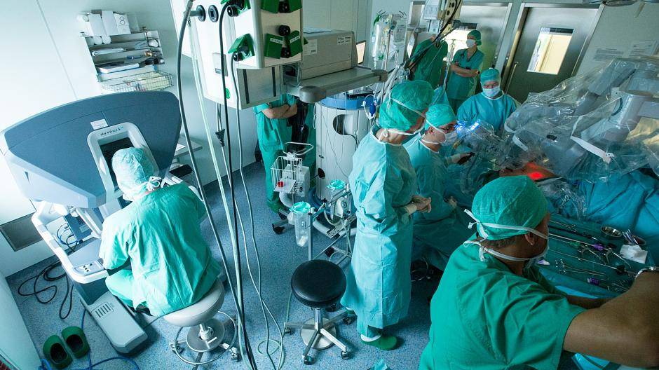  Operation mit dem „DaVinci“-System. 