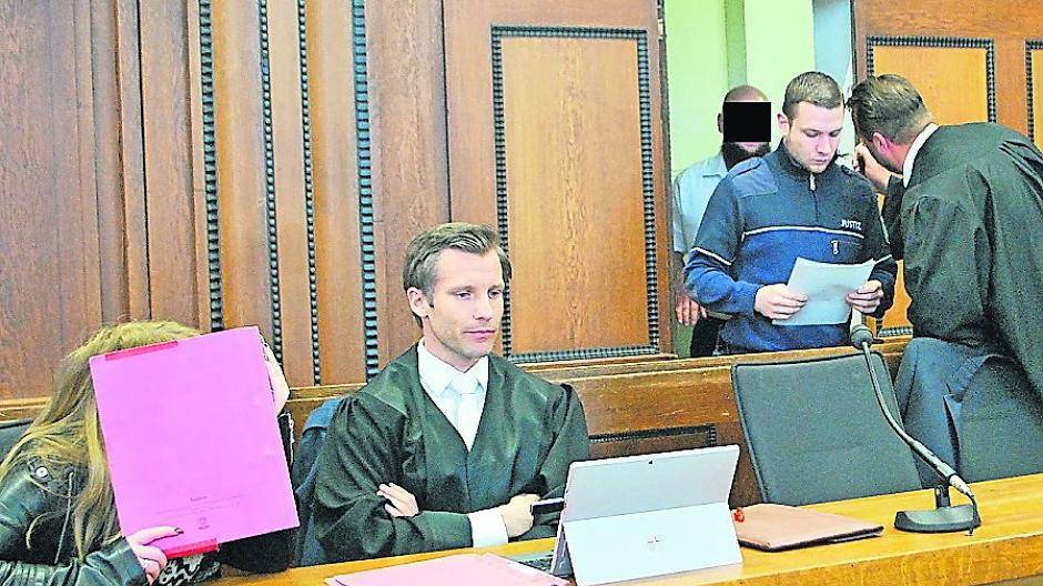  Amanda Z. und Martin S. (im Hintergrund) mit ihren Strafverteidigern zum Prozessauftakt. 