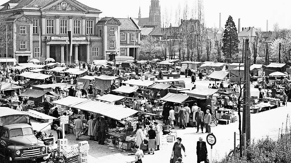 Wochenmarkt in Viersen auf dem Hermann-Hülser-Platz. Im Hintergrund die Festhalle Viersen.
