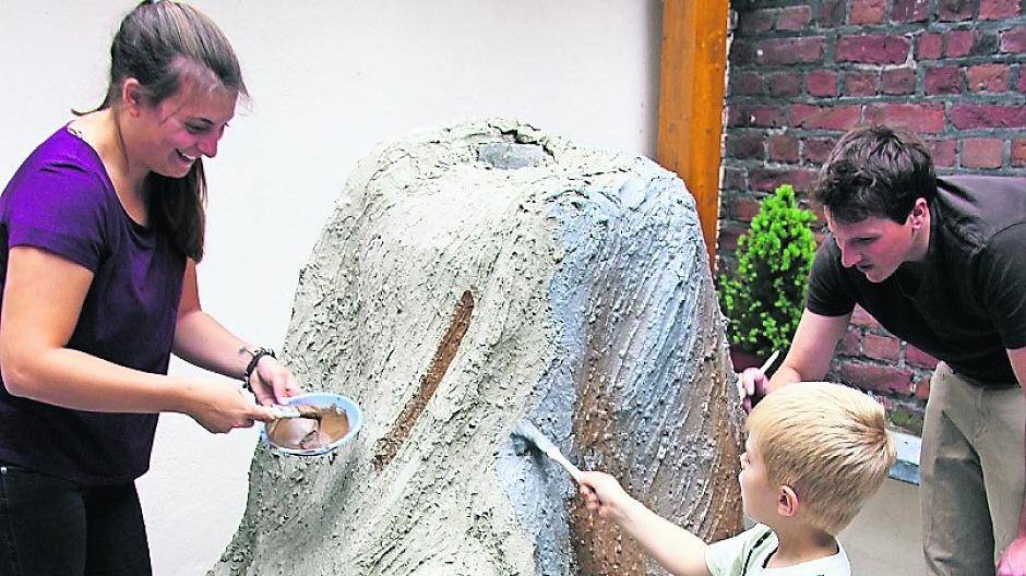 Mehrmals am Tag wird der große Vulkan zum Ausbrechen gebracht.