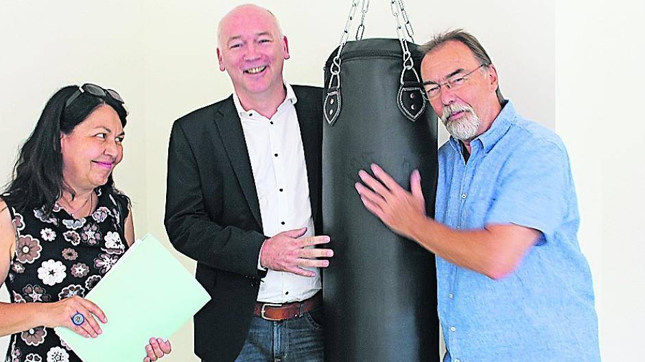  Frustventil: Jochen Adrian (r.), Leiter der Gesamtschule Kaiserplatz, zeigt Schulamtsleiter Jürgen Maas den Sandsack, den er im neuen Anbau hat anbringen lassen. Er gibt Schülern die Möglichkeit, überschüssige Kräfte auf friedliche Weise abzubauen. Maria Eifert, Sachgebietsleiterin Gebäudeinstandhaltung, schaut amüsiert zu. 