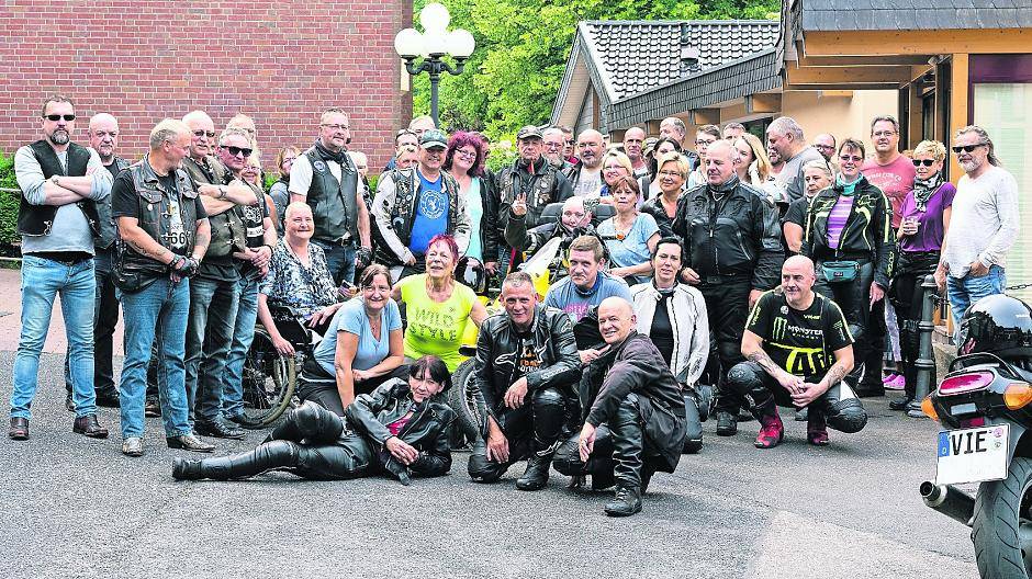  Die Biker aus Mönchengladbach, Essen und Anrath erfüllen Claudia K. (links sitzend im Rollstuhl) ihren Herzenswunsch: Noch einmal auf Motorradtour gehen. 