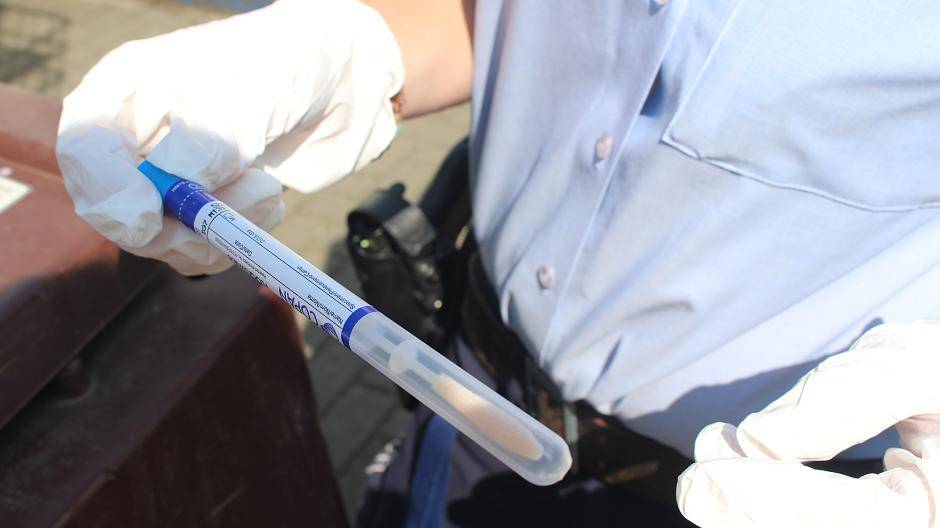  Speicheltest: In dieses Röhrchen wird der Wattebausch eingeführt, den der Autofahrer durch seine Mundhöhle führen musste. Innerhalb von 20 Minuten klärt sich, ob der Fahrer Rauschgift genommen hat. 