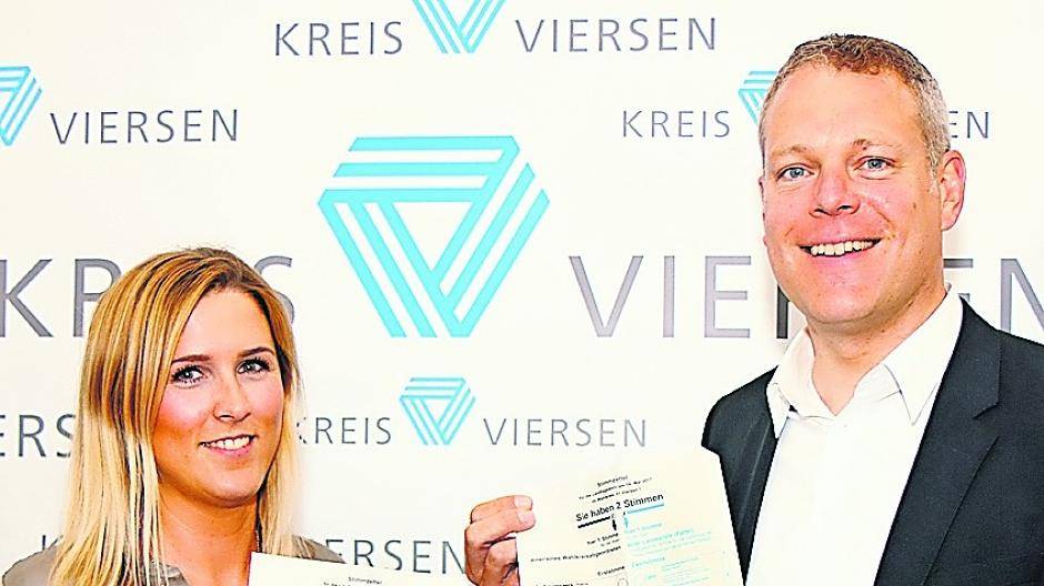 Kreiswahlleiter und Landrat Dr. Andreas Coenen und Vivien Packheiser, Koordinatorin der Wahl im Viersener Kreishaus, mit den Stimmzetteln der beiden Wahlkreise Viersen I und Viersen II zur Landtagswahl am 14. Mai.