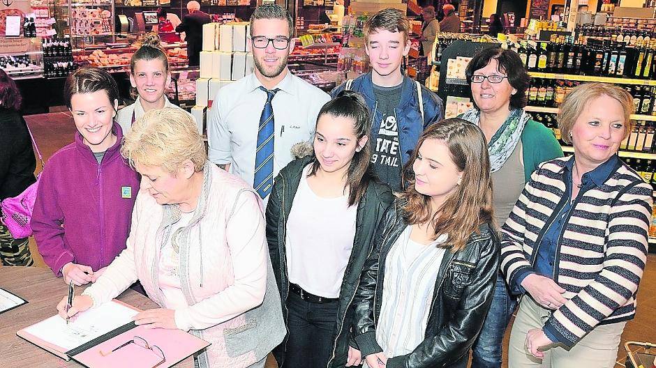  Das Foto zeigt Schulleiterin Helga Müsch bei der Unterzeichnung der Vereinbarung. Links neben ihr steht (mit Edeka-Emblem auf der Jacke) Anja Zielke von Edeka Zielke in Dülken. 