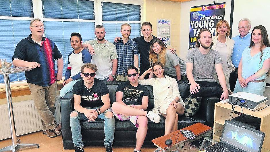 Freuen sich auf das große Finale am 10. Juni: Musikerinnen und Musiker, Vertreter des Hubert-Vootz-Hauses und der Stadt Viersen. Rechts im Bild Bürgermeisterin Sabine Anemüller, der Erste Beigeordnete Dr. Paul Schrömbges und Susanne Rosen vom Jugendamt.