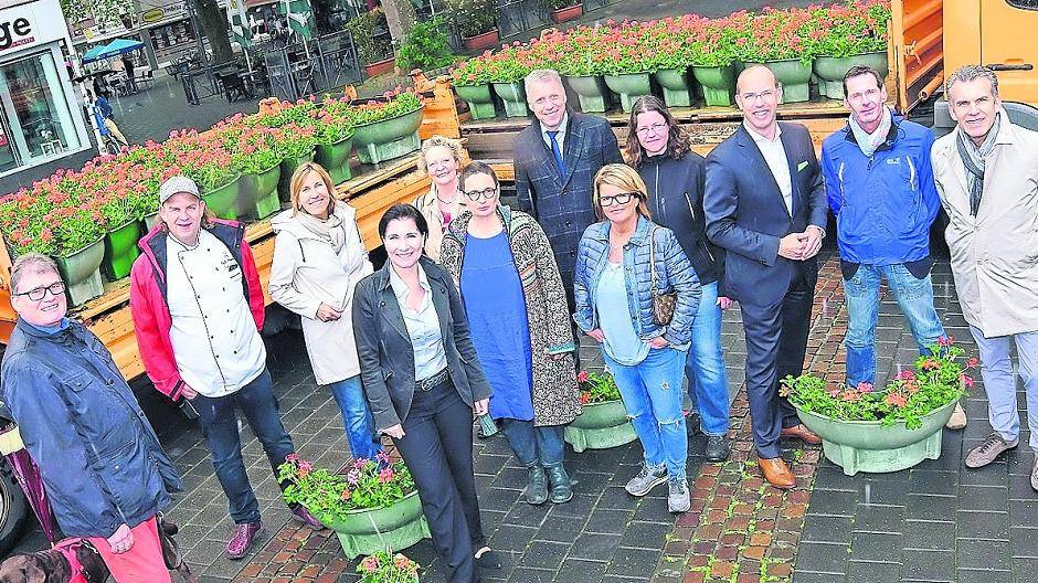 Blumenampeln verschönern Stadt