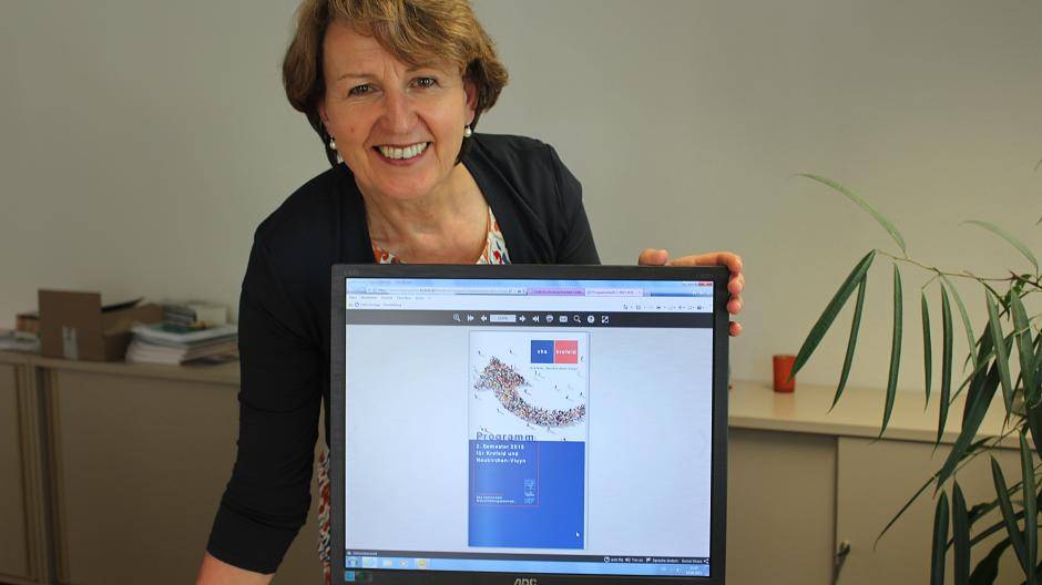  VHS 2.0: Direktorin Dr. Inge Röhnelt präsentiert stolz das neue elektronische VHS-Programm. Es lässt sich am Bildschirm genauso leicht durchblättern wie die Printausgabe per Hand. 