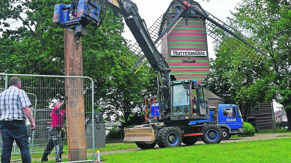  Rund um die Narrenmühle wurden Pfähle verankert, an denen Seile zur Sicherung der Mühle montiert werden können.  