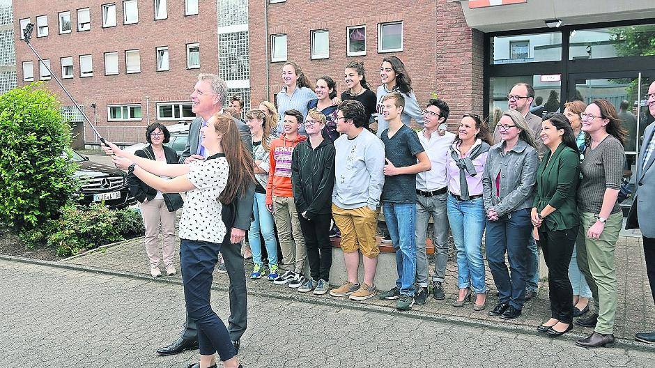 Die italienische Schülergruppe beim Empfang vor der Volksbank in Dülken. Da durfte das obligatorische Selfie natürlich nicht fehlen. Rechts der stellvertretende Bürgermeister Hans-Willy Bouren, vorne Jürgen Cleven, Vorstandsvorsitzender der Volksbank Viersen.