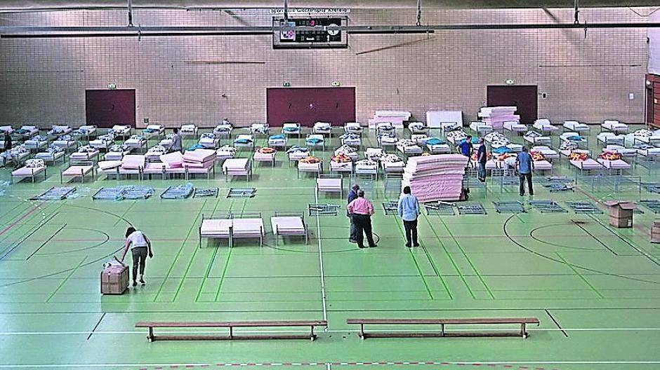 Aufbau von Betten für Flüchtlinge Mitte Juli in der Glockenspitzhalle. Dort sollen bald 200 Menschen untergebracht sein.