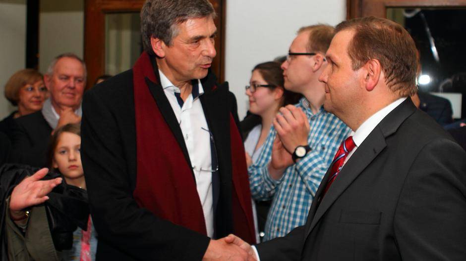 CDU-Kandidat Peter Veremeulen gratuliert Frank Meyer zum...