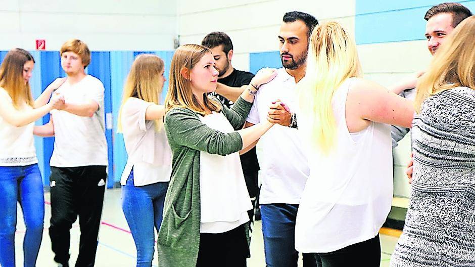 Haben Spaß im Fach Sport/ Gesundheitsförderung: Schülerinnen und Schüler des Ausbildungsgangs für Industriekaufleute im Berufskolleg Viersen.