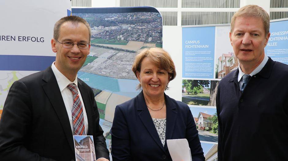  Eckart Preen (WFG), Dr. Inge Röhnelt (VHS) und Dezernent Thomas Visser 