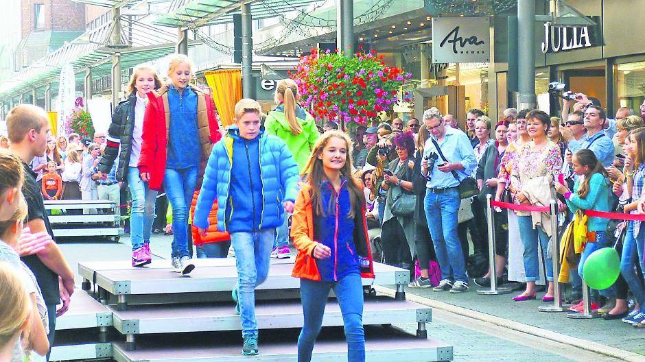  Hingucker: Die Kinder- und Jugendmodenschau im vergangenen Jahr auf der Freiluft-Bühne auf der Königstraße. 