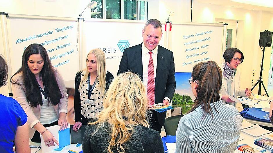Landrat Dr. Andreas Coenen (Mitte) und Susanne Klemt (Leiterin Personalentwicklung) im Gespräch mit interessierten Jugendlichen beim Berufsinformationstag 2016.