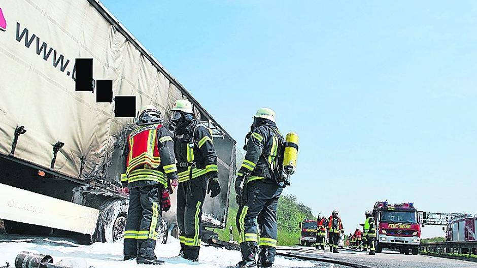  Die Bergung des Fahrzeugs und die Reinigung der Fahrbahn dauerten bis in die Abendstunden an. 