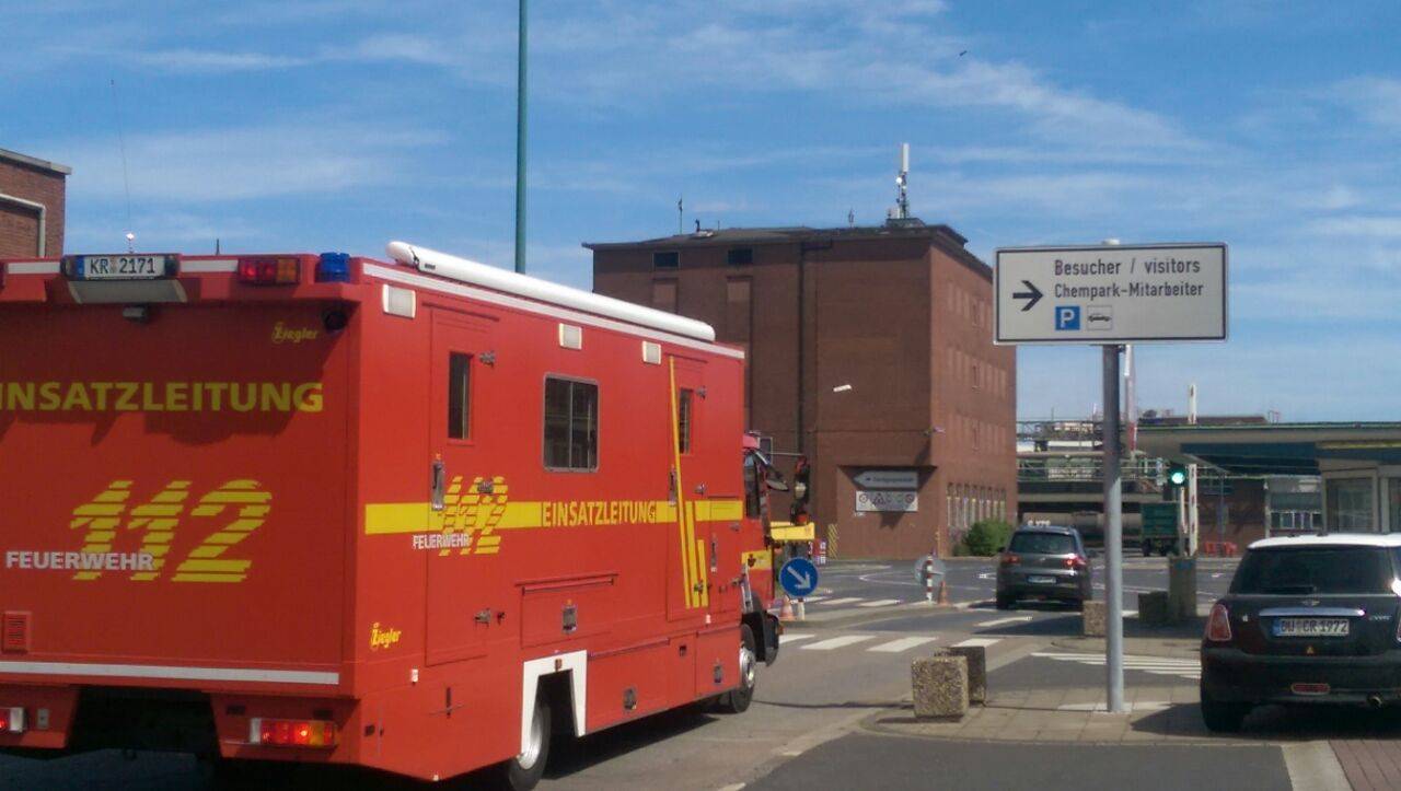 Stickstofftank explodiert / Feuerwehren aus der Region eilen nach Krefeld: Explosion im Chempark: Rettungsaktion angelaufen