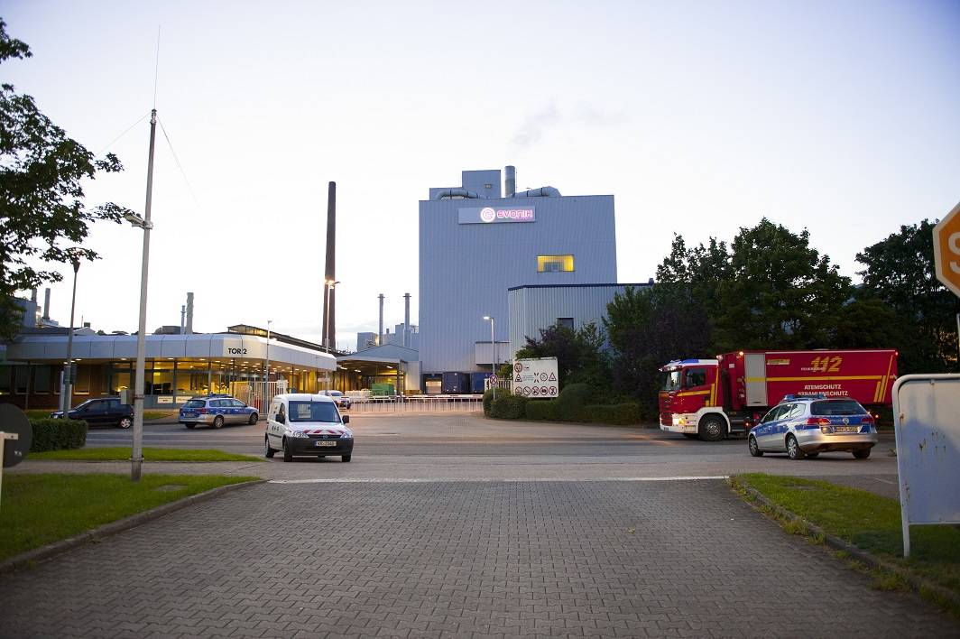 Nächtlicher Feuerwehr-Einsatz auf Evonik-Gelände