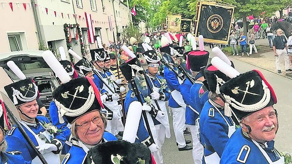  Mit prächtigen Paraden ehrten die Schützen ihren König und seine Minister. 