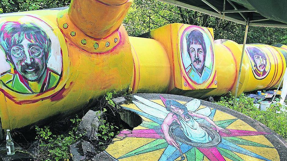 Oben: die Italienerin Francesca Arsi hat aus einer Mammutröhre ein „yellow submarine“ gemacht, aus dessen Bullaugen die vier Beatles herausgucken.