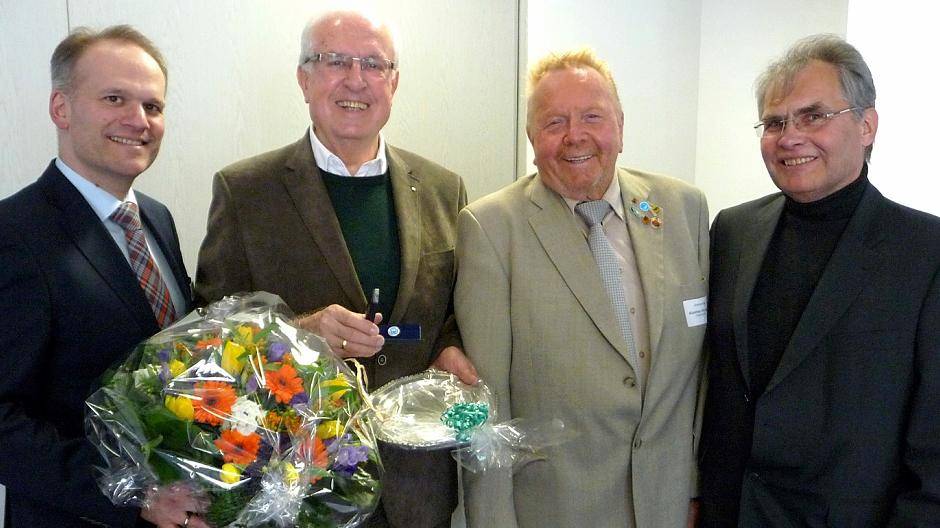  Geschäftsführer Friedhelm Welz (2.v.r.) wurde aus seinem Ehrenamt im Tierheim vom Vorsitzenden Christian Wagner (l.) in den Ruhestand verabschiedet. Norbert Jansen (r.) wird jetzt die Geschäfte führen. Vizepräsident Günther Oltrogge (2.v.r.) überreichte die Silberne Ehrennadle des Deutschen Tierschutzbundes.  