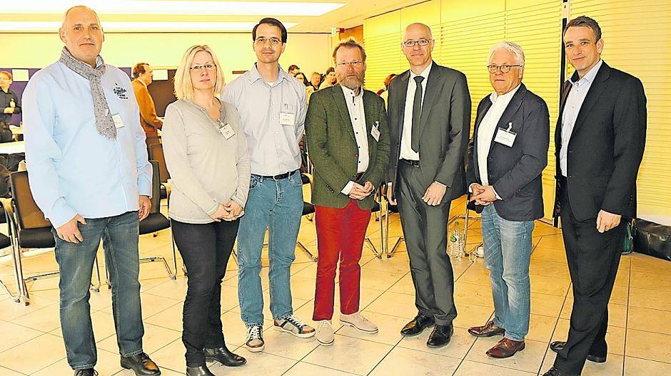 Partner der Schulen beim Thema Krisenprävention: (v.l.) Harald Lamers (Kreispolizeibehörde), Silke Splinter und Sebastian Stammsen (Unfallkasse NRW), Dr. Ingo Spitczok von Brisinski (LVR-Klinik Süchteln), Kreisdirektor und Bildungsdezernent Ingo Schabrich, Walter Steinhäuser (Schulaufsicht) und Alexander Klinkner (Schulpsychologischer Dienst des Kreises Viersen).