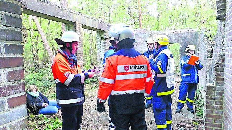  Bei der THW-Übung wird genau überprüft, wie die Sachlage um Unglücksort ist. Dann können die helfer gezielt eingreifen. 