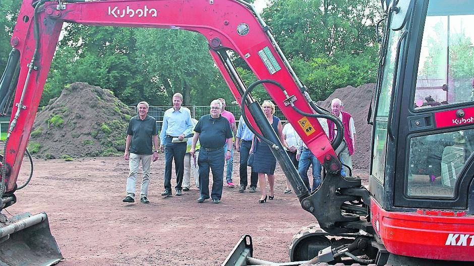  Vorfreude: Bezirksvorsteher Hans Butzen (3.v.l.) und Sportdezernent Thomas Visser (2.v.l.) überzeugen sich mit einer Delegation aus Hülser Politik und Sport vom Fortgang der Bauarbeiten. 