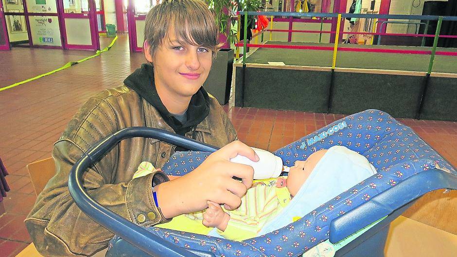  Perfekt: diese engagierte Schülerin weiß genau, welche Bedürfnisse ihr Puppenbaby hat. 