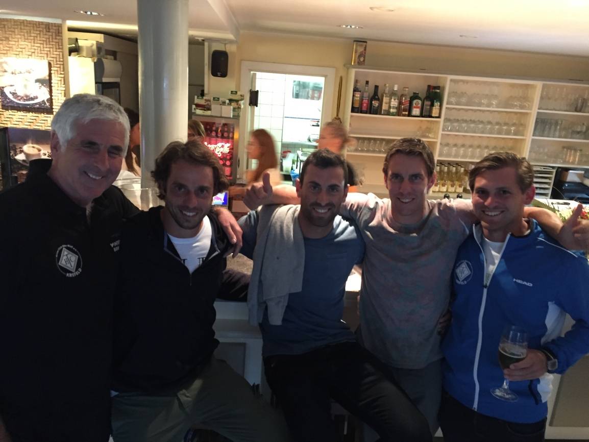 Hatten nach der tollen Saiosn allen Grund zum Feiern (von links): Teamchef Olaf Merkel mit seinen Spielern Paolo Lorenzi, Pablo Galdon und Matteo Viola sowie Coach Tommy Honold.