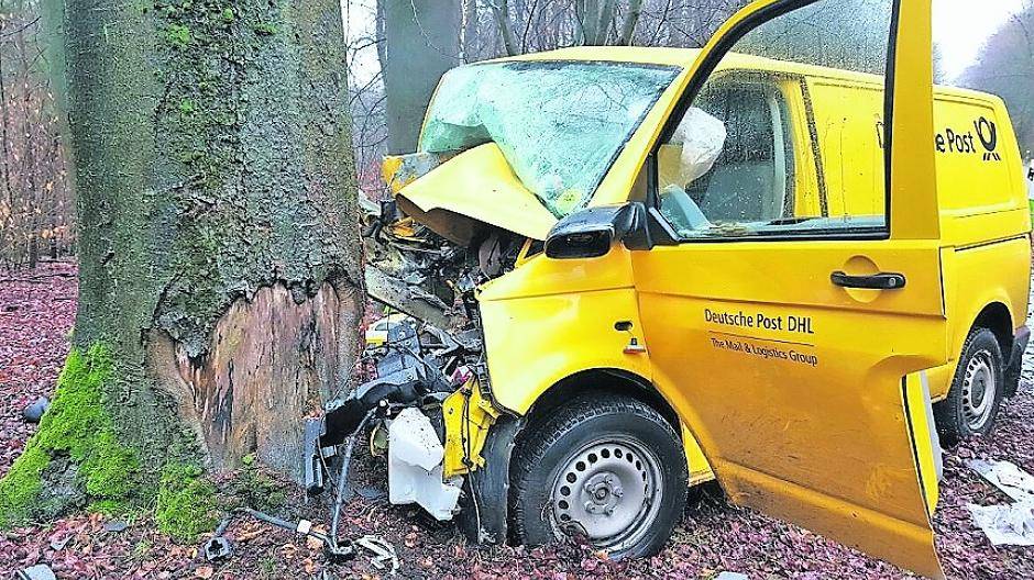 Ein 19-jähriger Autofahrer aus Niederkrüchten erlitt bei einem Verkehrsunfall am Donnerstag an der Dilborner Straße lebensgefährliche Verletzungen.