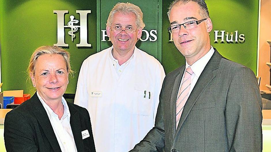  Birgit Fifer und Dr. Friedhelm Caspers freuen sich mit Jörg Schneider über die erfolgreiche Kooperation. 