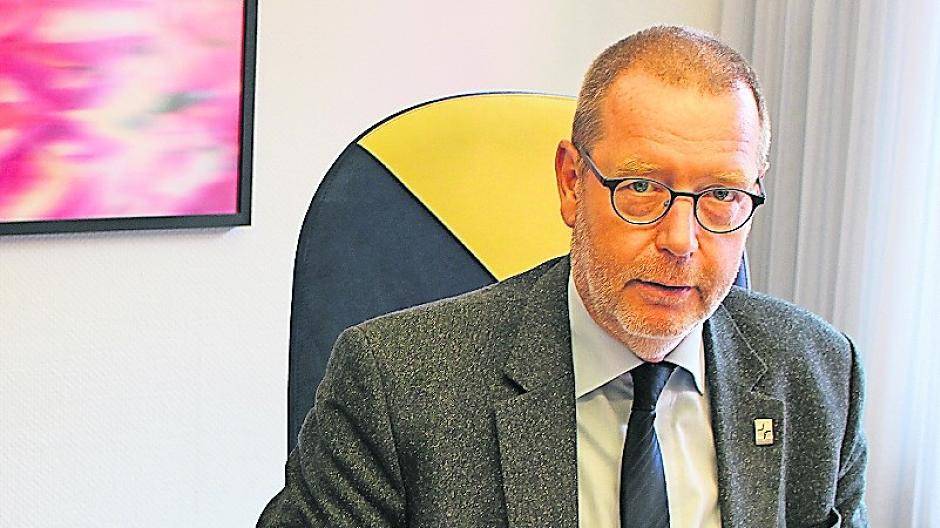  Laptop und Bibel: Als Superintendent ist Pfarrer Burkhard Kamphausen sowohl geistlicher Seelsorger wie auch ökonomisch denkender Verwaltungsmanager. 