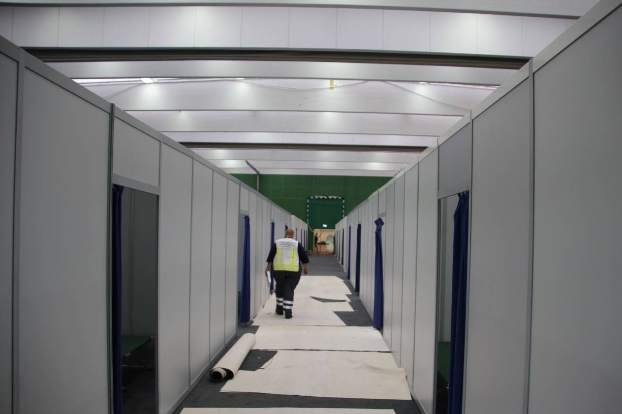  Die Sporthalle des Berufskollegs wurde zur Notunterkunft umgebaut. Hier ein Blick in die Halle, die mit Wohnkabinen ausgestattet wurde. 