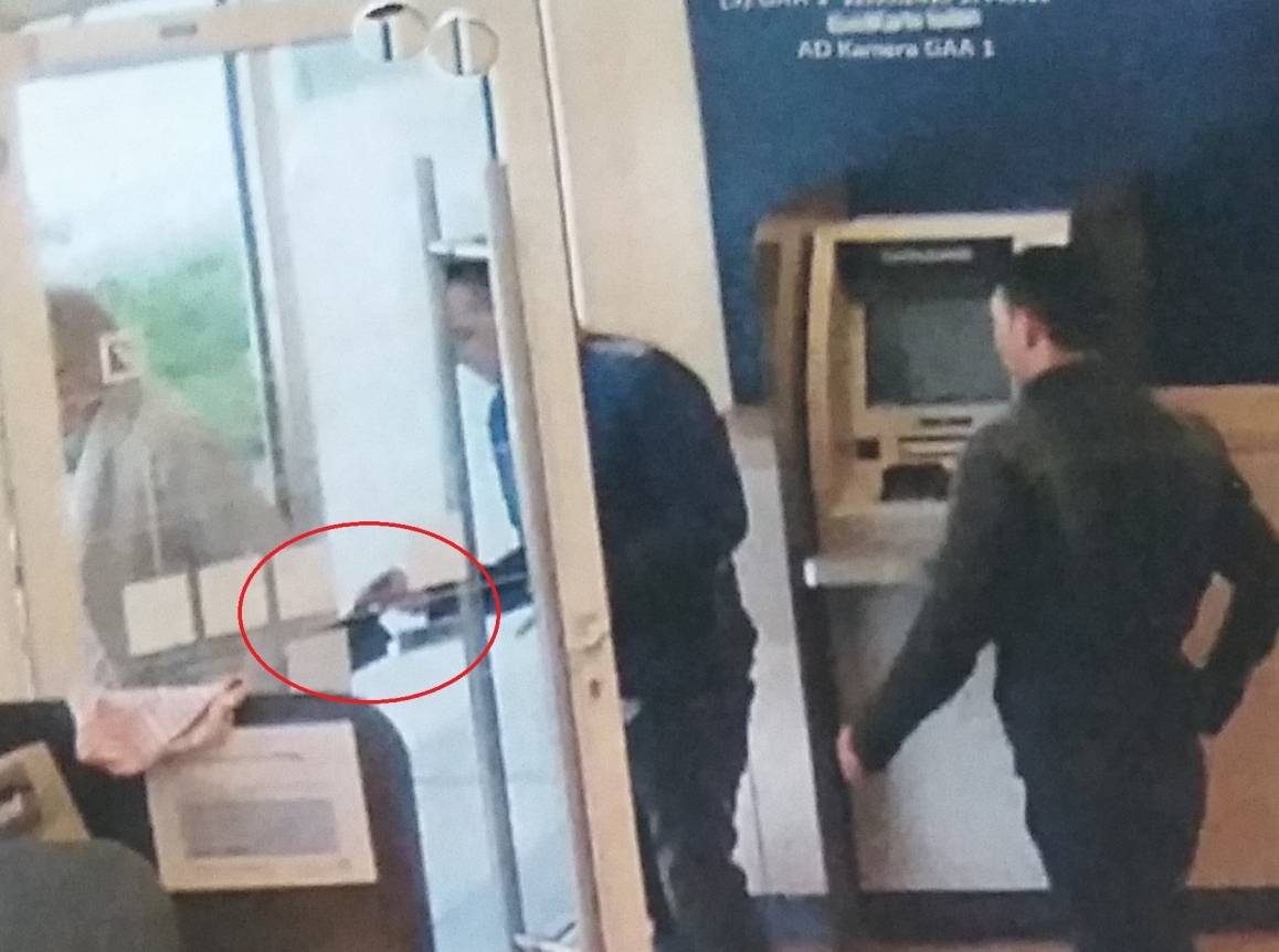 Einige Täter spezialisierten sich auch auf Taschendiebstahl. Hier wird einem älteren...