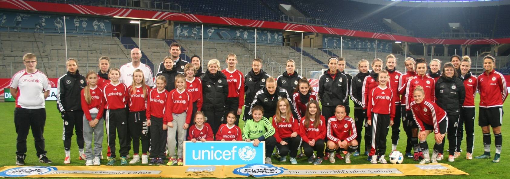 Unicef-Kickerinnen treffen ihre "großen" Idole