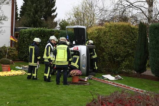 83-Jähriger erfasst Bekannten (85) und landet im Vorgarten