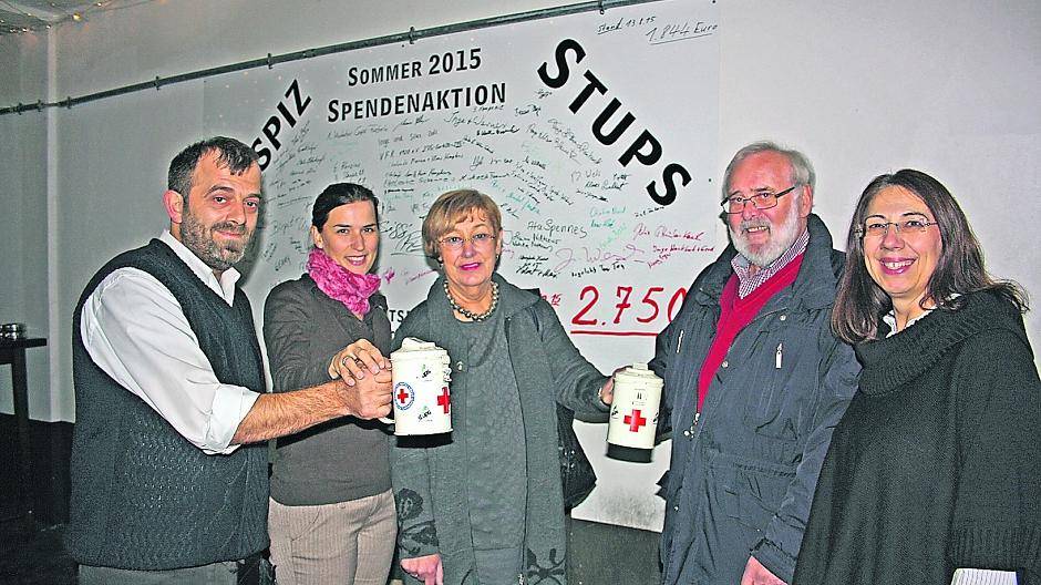Vor der Spendentafel (v.li.) Gastwirt Hüseyin Tasci, Diane Kamps und Karin Meincke (DRK Schwesternschaft Krefeld) sowie Schirmherr Theo Wirtz und Nancy Gasper (Leiterin „stups“-Kinderzentrum.