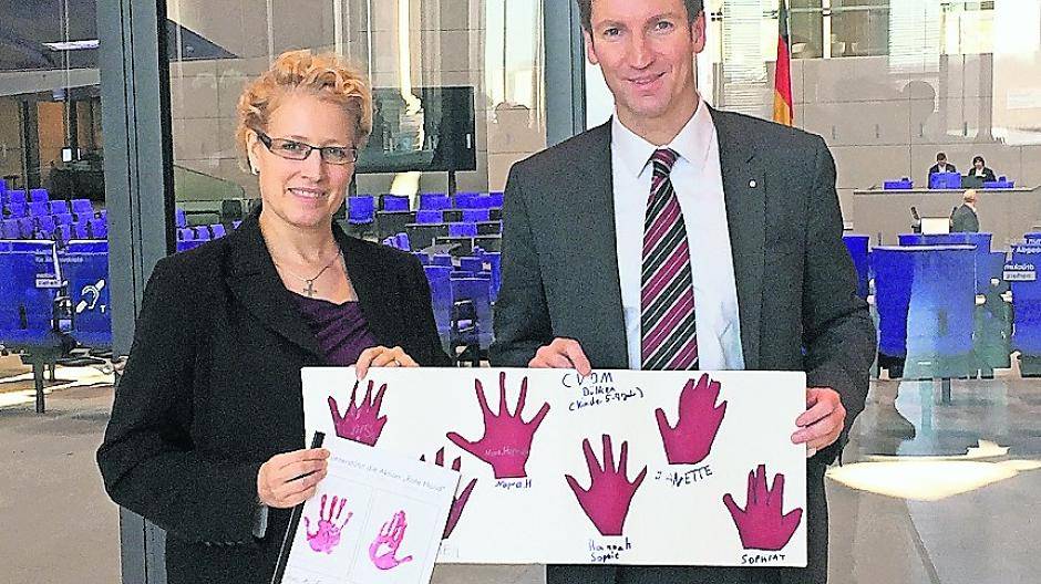  Iris Kater, Hauptausschussvorsitzende des KKV, übergab die „Roten Hände“ an den Abgeordneten Prof. Dr. Patrick Sensburg (CDU/CSU).  