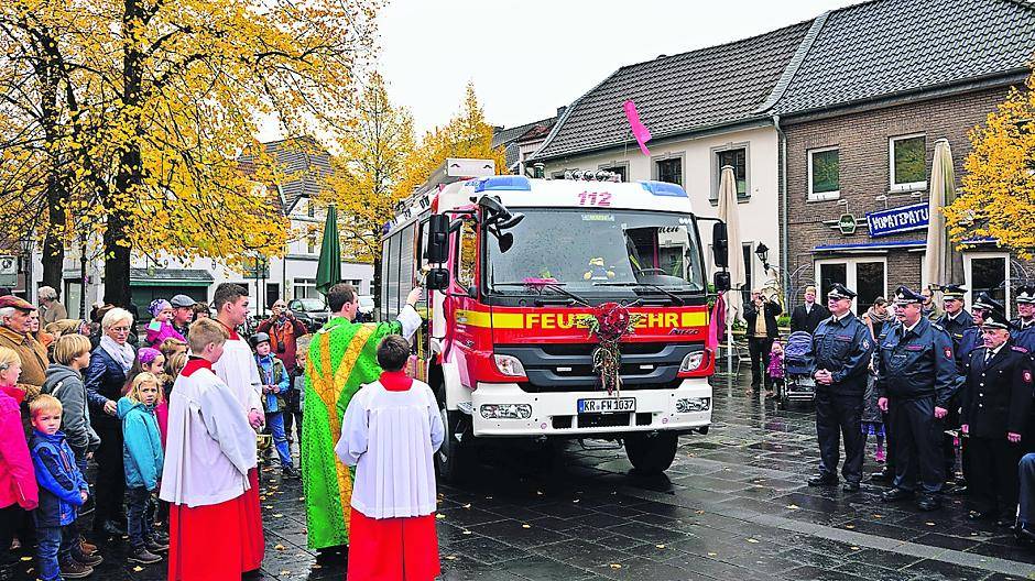 Feuerwehr weiht Löschwagen ein