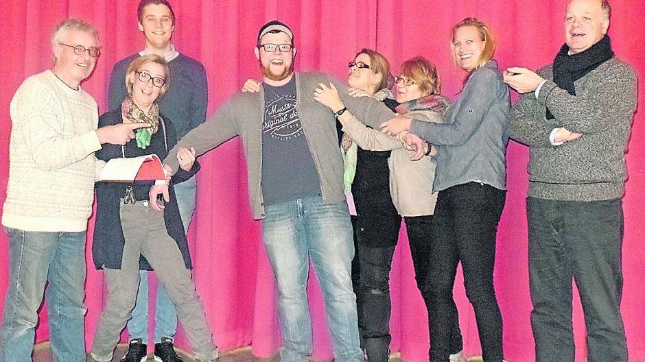  Das Ensemble der Kleinen Schwalmtalbühne ist mit viel Spaß bei der Sache. Derzeit laufen die Proben für das neue Stück „Diagnose Alptraum“. 