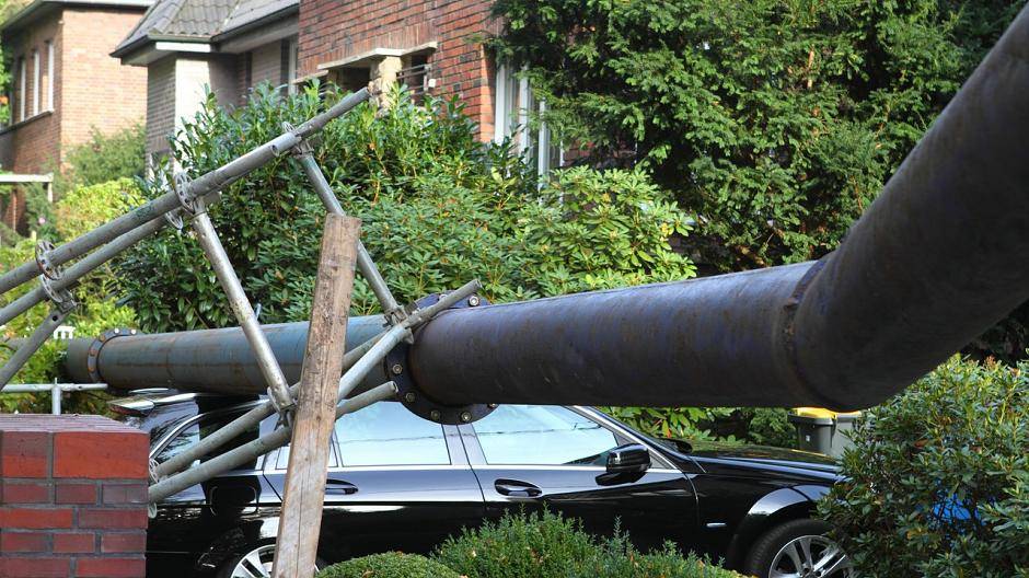 Lkw kippt Grundwasserleitung um