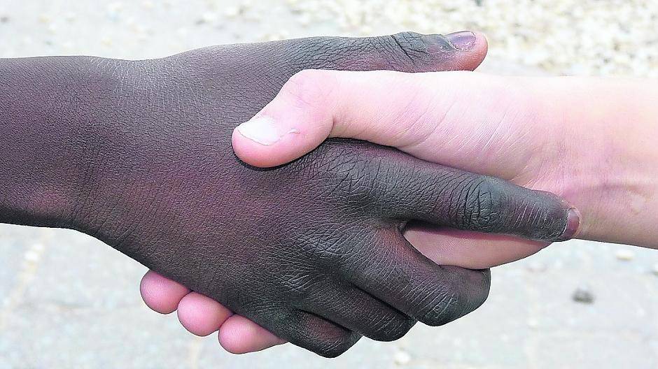  Händedruck: Die Begegnung von Menschen unterschiedlicher Kulturkreise steht im Mittelpunkt der Interkulturellen Woche in Krefeld. Sie dauert bis zum 24. Oktober. 