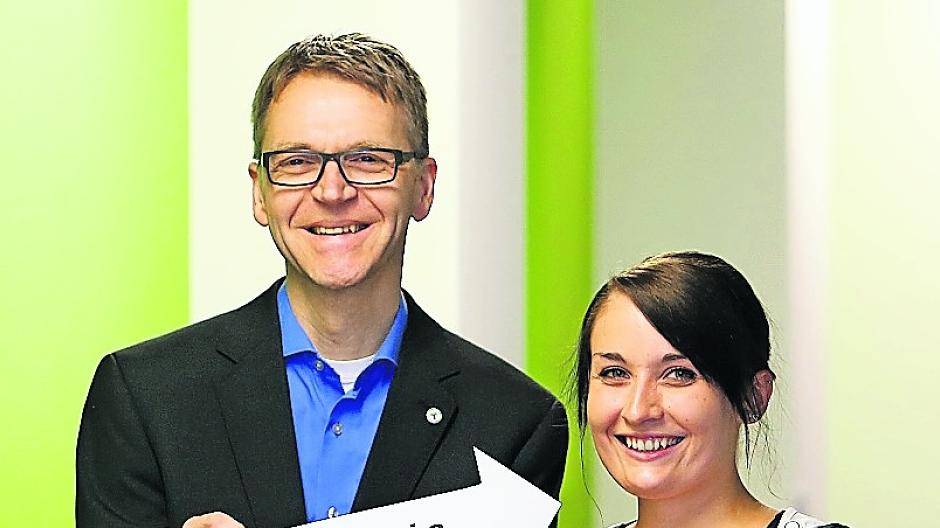  Mirjam Heidemeyer, Krankenschwester des St. Irmgardis-Hospitals Süchteln, geht für ein Jahr zur Pflege nach Kenia. Clemens Roeling, Kommissarischer Pflegedirektor, freut sich aber jetzt schon auf ihre Rückkehr. 