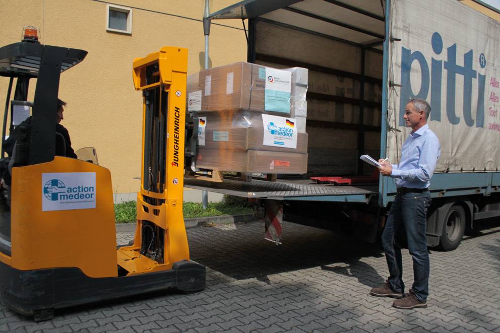 Ralf Deutzkens, Lagerleiter bei action medeor, sorgt für den reibungslosen Ablauf der Hilfssendungen.