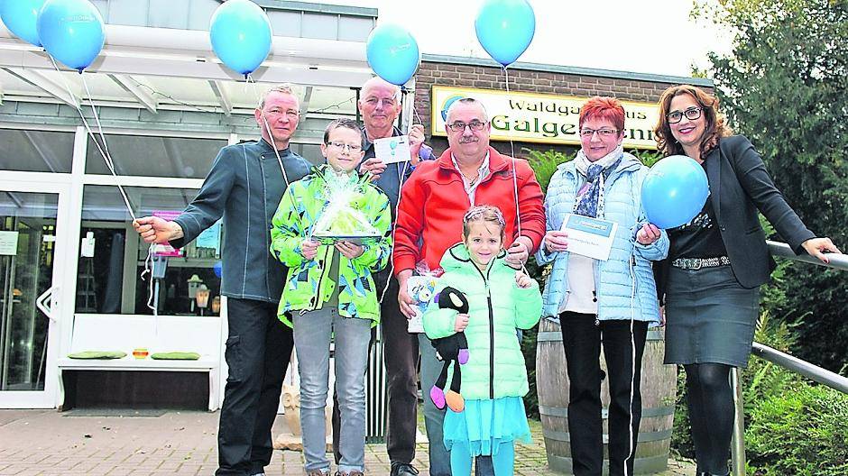 Fröhliche Gesichter bei der Übergabe der Gewinne (v.l.): Ralf Dinter (Waldgasthaus Galgenvenn/NetteSpargel), Alexander Keens mit Opa Ulrich Bauch, Hans-Jürgen Weiß mit Enkelin Emily, Ute Nüßer und Wulla Malliaridou (Stadt Nettetal/NetteSpargel).