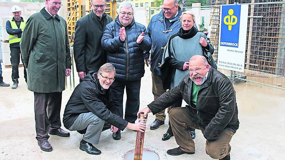  Großer Moment: Bezirksvorsteher Butzen applaudiert, als die Kapsel mit Zeitdokumenten in den Grundstein gelegt wird. 